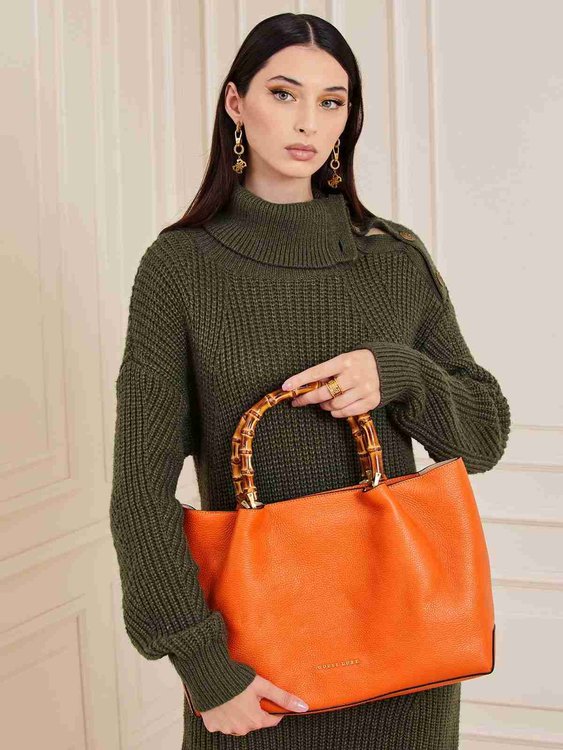 Guess, Oranžová barva Aida boho kabelka