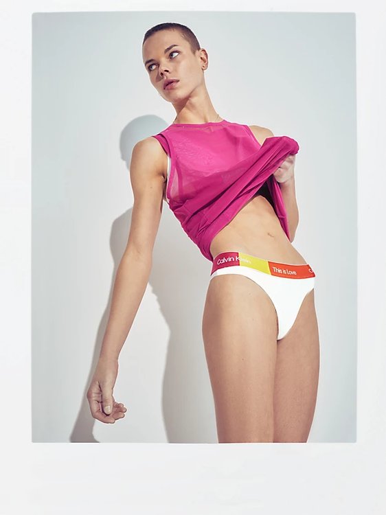 Bílá barva, This is Love tanga