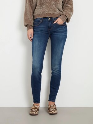 GUESS – Annette jeans, Modrá barva