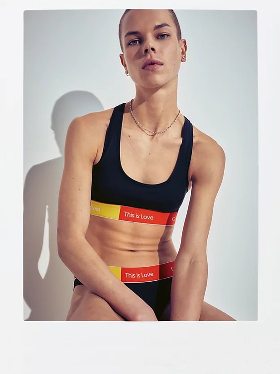 Černá barva, This Is Love podprsenka