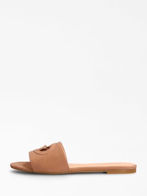 FL6TASLEA19-TAUPE PANTOFLE – Guess Ženy