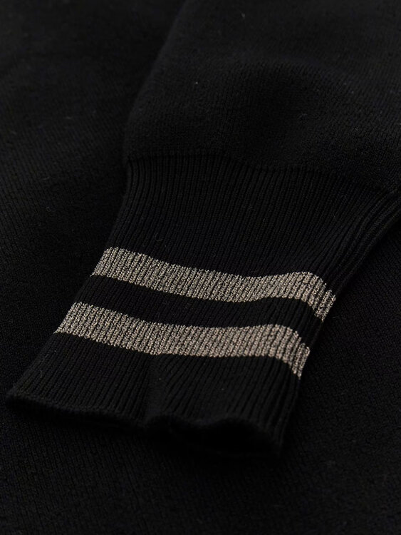 Černá barva, Sylvie Logo svetr