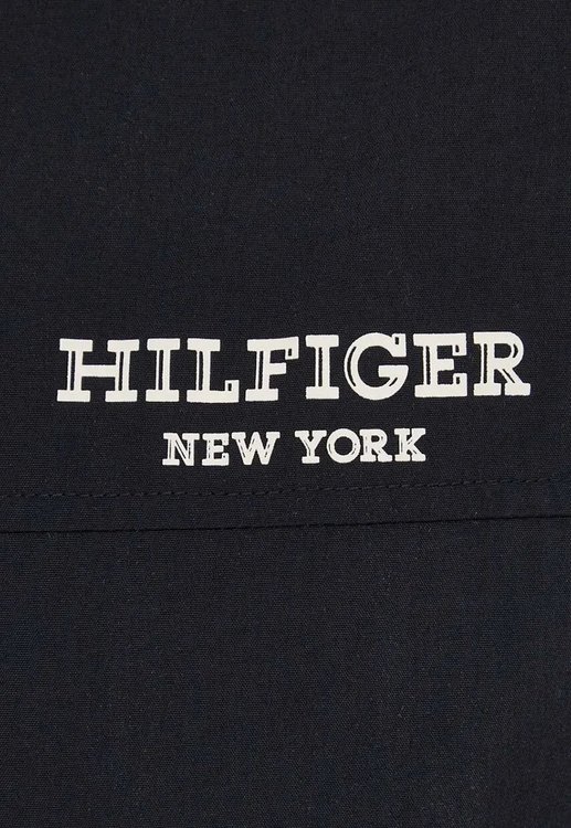 Černá barva, Stripe Track bunda