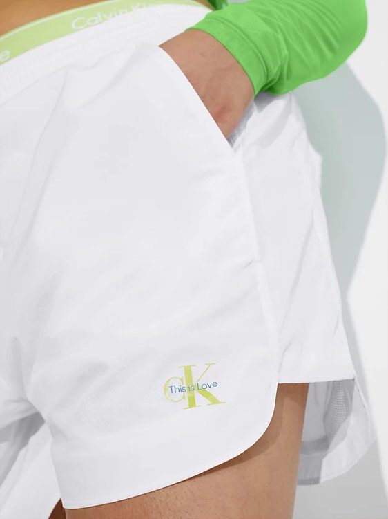 Bílá barva, Monologo Nylon šortky