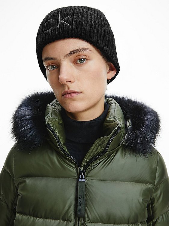 Módní K60K608660-BAX čepice, 2022