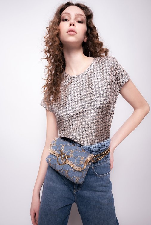 Bílá barva, Monogram halenka