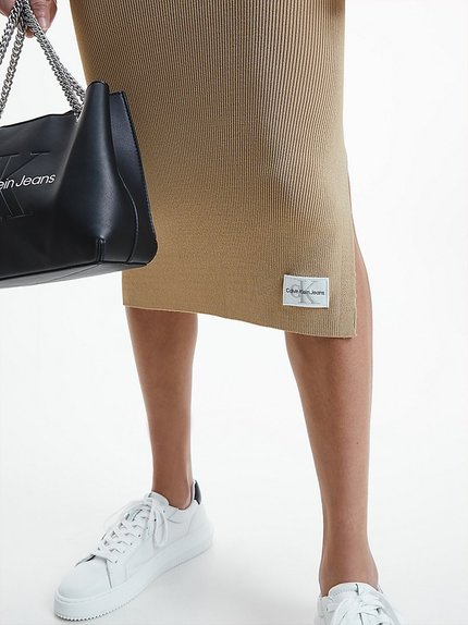 Módní Badge šaty, Béžová barva, 2022