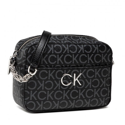 Černá barva, Re lock crossbody