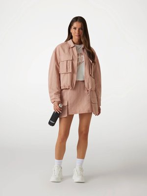 Módní Julia Rhinestone triko, 2025