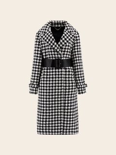 Bílá, Černá barva, Natasha kabát