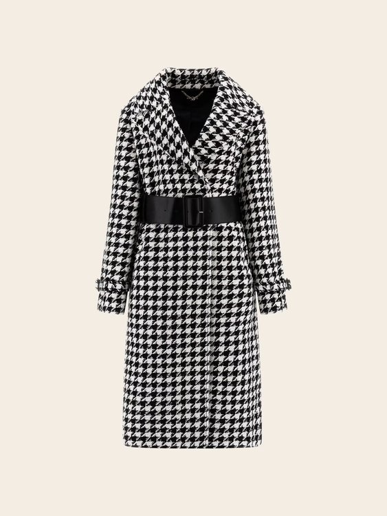 Bílá, Černá barva, Natasha kabát