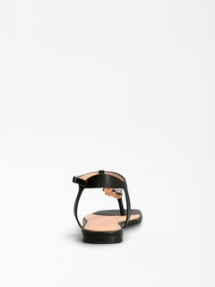 Černá barva, Sefora sandálky 1