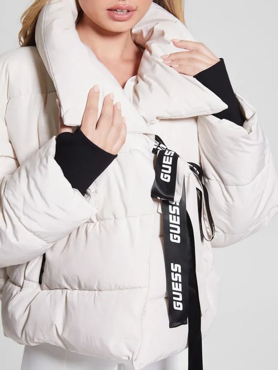 Bílá barva, Claudia bunda