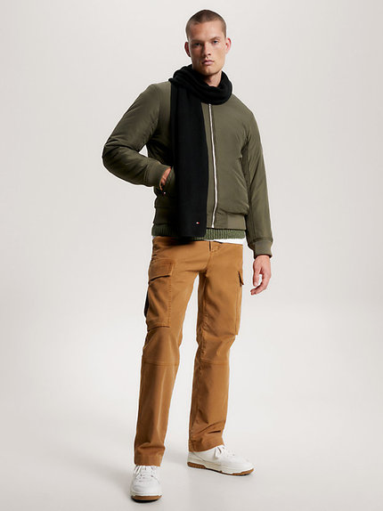 Módní Essential Flag šála, Černá barva, 2023