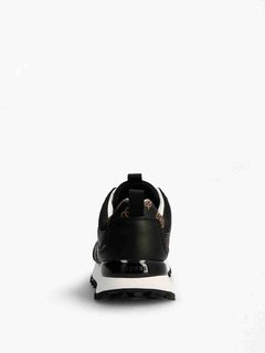 Černá barva, Selvie tenisky 1