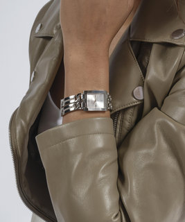 Stříbrná barva, Mod ID hodinky