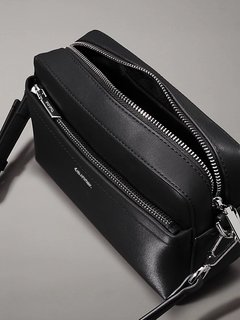 Černá barva, CK Must Convertible crossbody