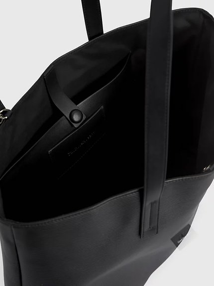 Módní Sculpted Slim kabelka, Černá barva, 2023