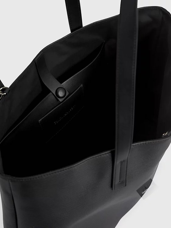 Módní Sculpted Slim kabelka, Černá barva, 2023