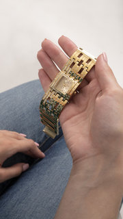 Zlatá barva, Waterfall hodinky