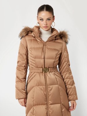 W4BL41WEX52-G1DQ BUNDA PEŘÍ – GUESS, Hnědá barva Ženy