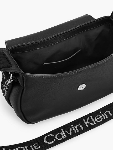 Módní K60K608945-BDS crossbody, 2022