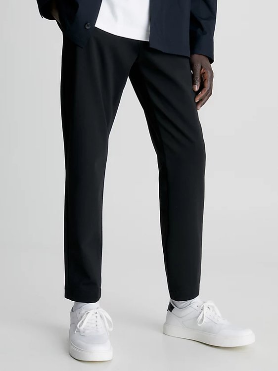 Calvin Klein – Comfort Tapered kalhoty, Černá barva