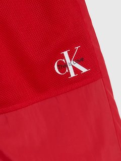 Červená barva, Woven kraťasy