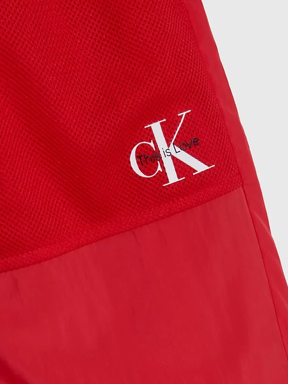 Červená barva, Woven kraťasy