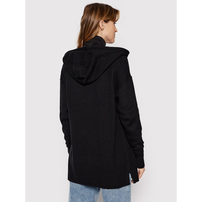 Černá barva, Essential svetr