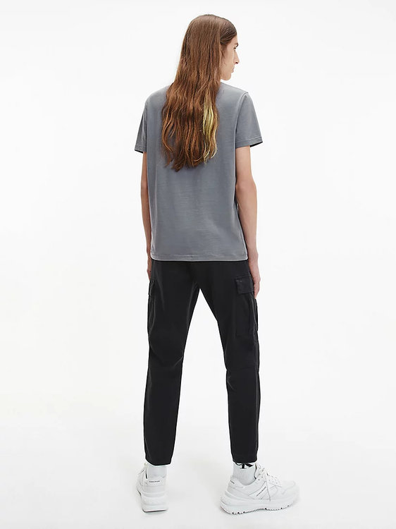 Calvin Klein Jeans, Šedá barva Seasonal triko