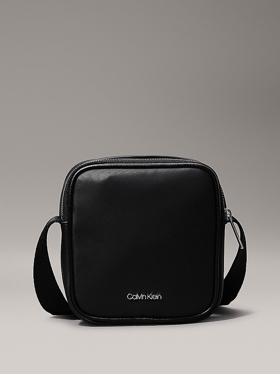 Calvin Klein Jeans – Reporter crossbody, Černá barva