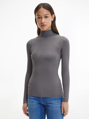 není fotka Shiny svetr