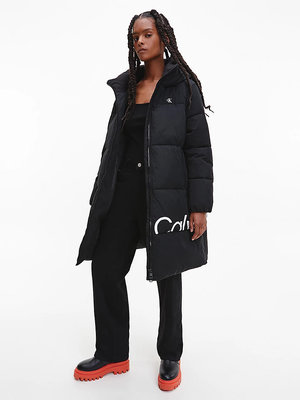 Černá barva, Oversized puffer kabát