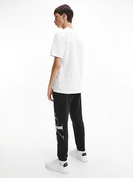 Bílá barva, Monogram triko