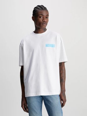Calvin Klein Jeans – Oversized Stacked triko, Bílá barva