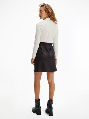 není fotka Milano šaty – Calvin Klein Jeans Ženy