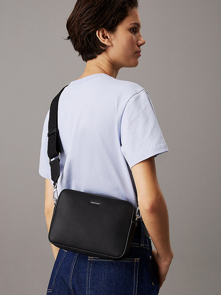 Módní CK Must Small crossbody, Černá barva, 2025