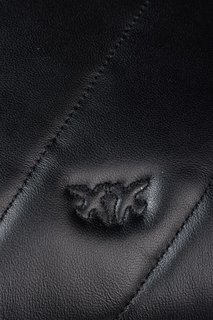 Černá barva, Love Puff kabelka