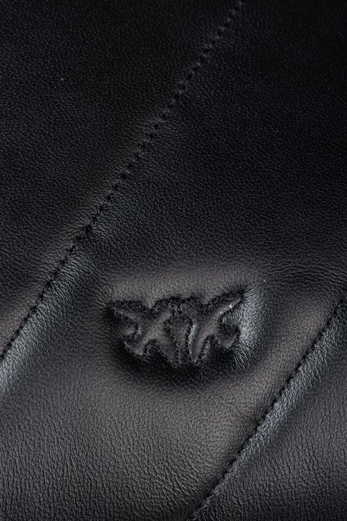 Černá barva, Love Puff kabelka