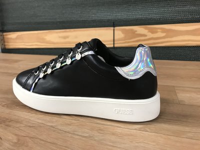 Černá barva, Mely tenisky