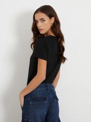 Triangle Logo Stretch triko – GUESS, Černá barva Ženy