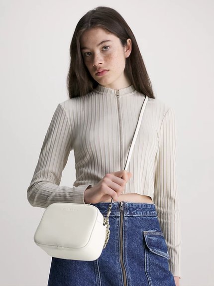 Módní Sculpted Camera crossbody, Bílá barva, 2023