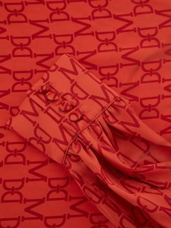 Červená barva, Monogram šaty