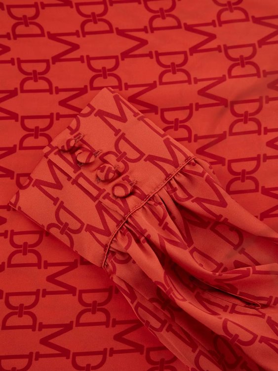 Červená barva, Monogram šaty