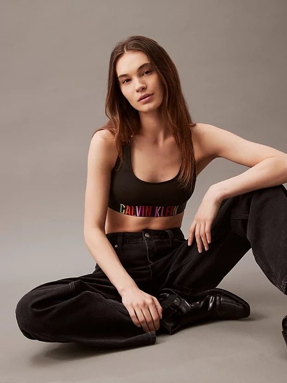 Černá barva, Intens Pride podprsenka