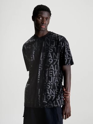 Calvin Klein Jeans – All-Over Logo triko, Černá barva