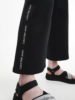 Černá barva, Logo tape tepláky