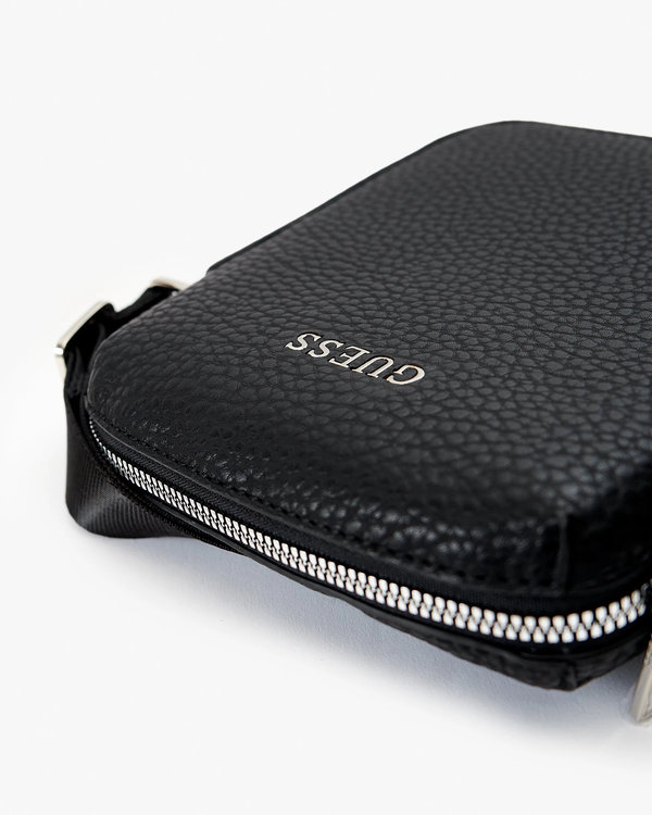 Černá barva, Dan crossbody