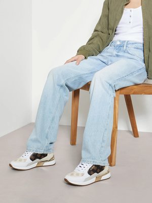 Moxea tenisky – GUESS, Bílá, Hnědá, Multi barva Ženy